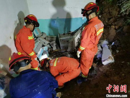 消防救援人员正在狭小的空间寻找被埋者。 格尔全维 摄