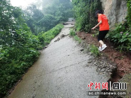 道路地面裂缝处。 德阳市自然资源和规划局提供