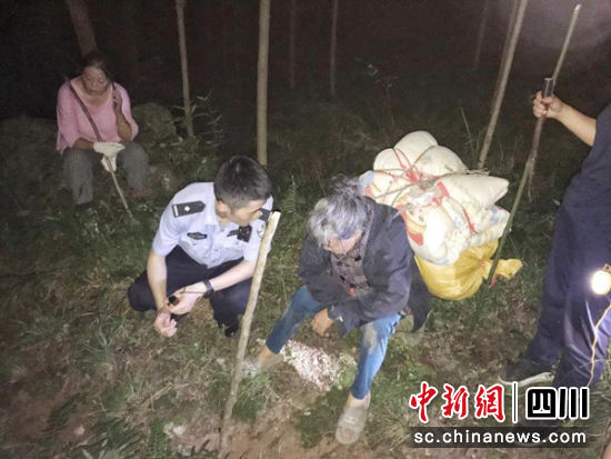 民警找到被困老人。 德阳市公安局提供