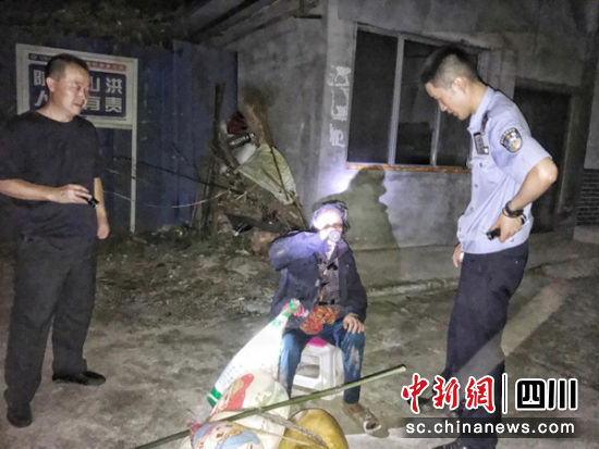 民警救出被困老人。 德阳市公安局提供