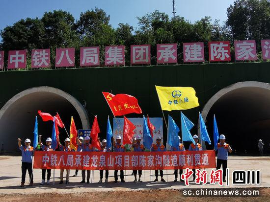 成都龙泉山城市森林公园旅游环线唯一隧道全线贯通。丁浩 摄