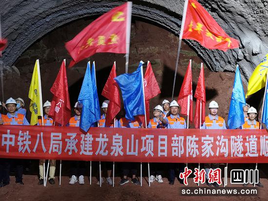 贯通仪式现场。丁浩 摄