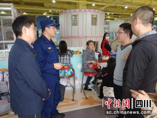 消防檢查人員深入餐飲店等地開展防火安全檢查。