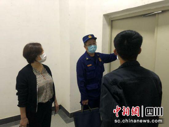 消防檢查人員正在對(duì)防火門等處開展安全檢查。