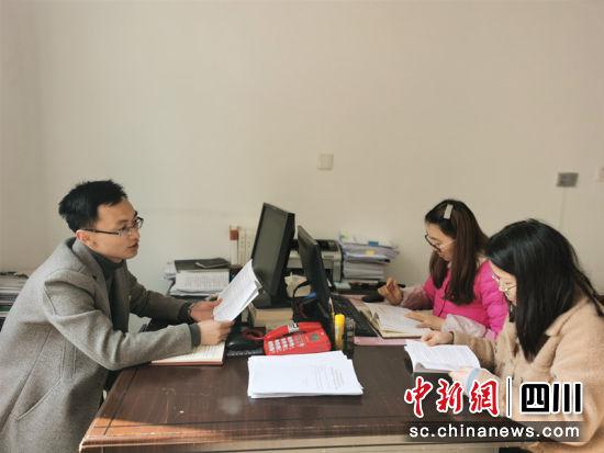 机关纪检监察干部开展理论学习。赵晨希 摄