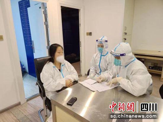 圖為被騙赴境外參與電信詐騙人員回國后向成都航空口岸執勤民警說明相關情況。(成都邊檢站供圖)