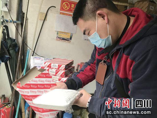 執法人員正在檢查汽配市場。資料圖