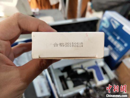 成都市衛生計生監督執法支隊工作人員檢查一美容店。 王鵬 攝