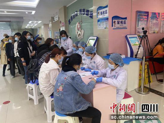 成都市成華區(qū)雙橋子社區(qū)衛(wèi)生服務(wù)中心新冠疫苗接種現(xiàn)場(chǎng)。成華區(qū)衛(wèi)健局供圖