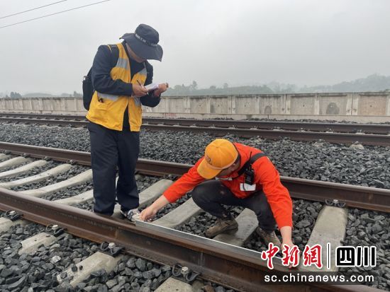 工作人员正在进行钢轨接头平直度检查。王鑫雪摄