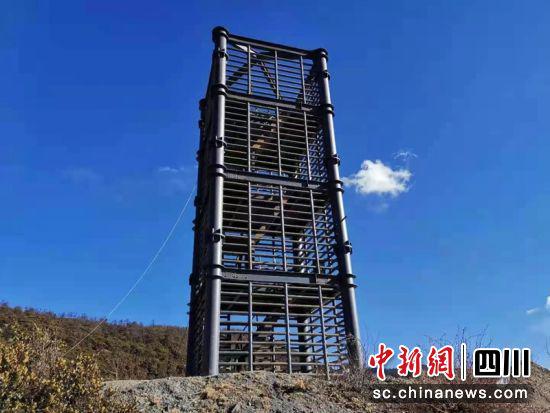 稻城县新建的实时监控设备和瞭望塔。稻城县委宣传部供图