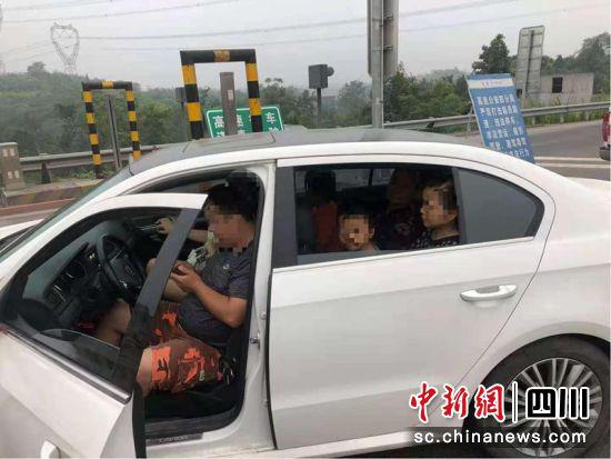 交警查獲的超員車輛和人員。高速交警供圖