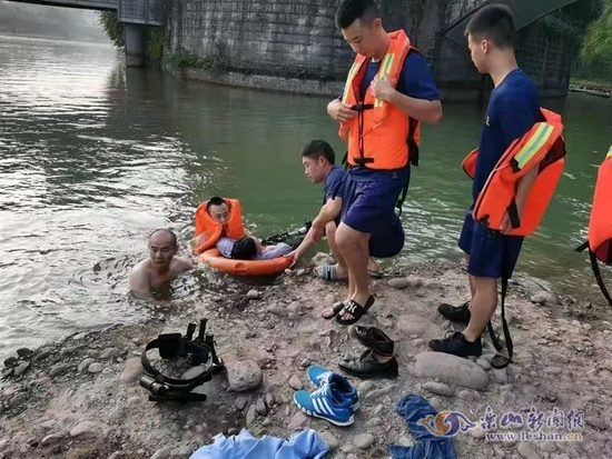 救起落水老人