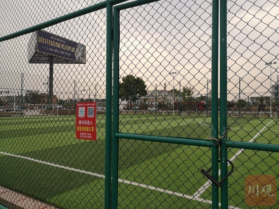 在记者的几次现场探访中，向阳镇体育运动文化广场足球场都锁上了大门