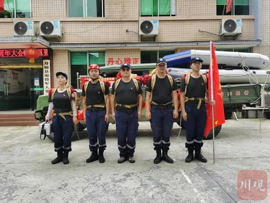 丹棱县退役军人应急救援队奔赴郑州。 眉山市退役军人事务局供图