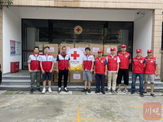 成都市退役軍人戰旗紅志愿服務隊轉運救災物資。 成都市退役軍人事務局供圖