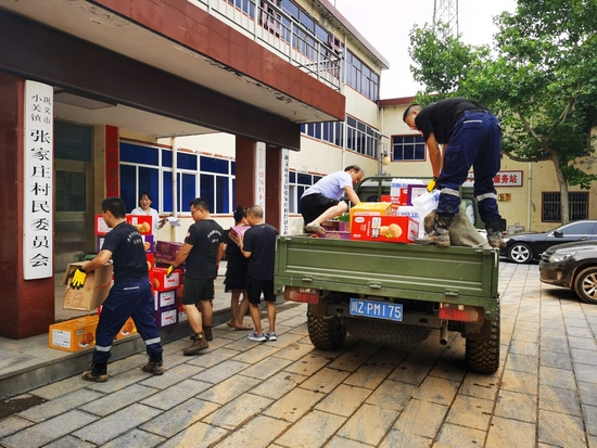 志愿者正在分配物资 李玉琴供图