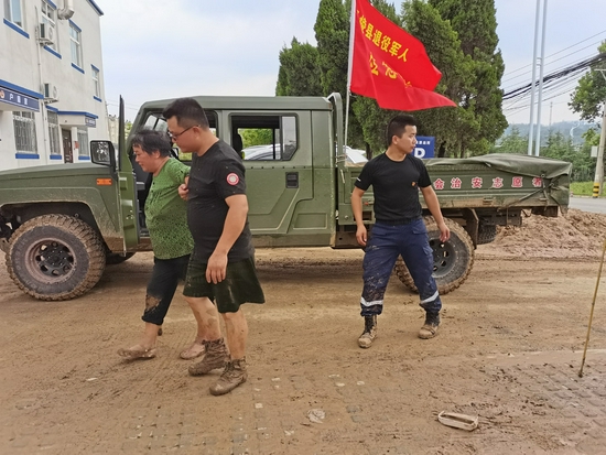 轉(zhuǎn)移受困留守老人 李玉琴供圖