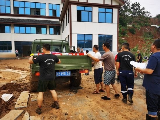 志愿者正在分配物資 李玉琴供圖
