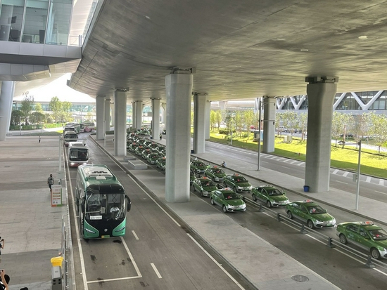 在天府国际机场等候乘客的机场大巴和出租车。
