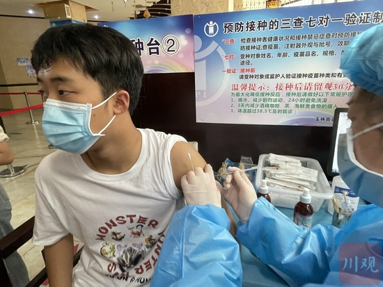 正在接種疫苗的學生。林嘉薇攝