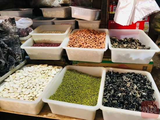 在成都市区的农贸市场内，绿豆被摆在了最明显的位置  摄影陈碧红