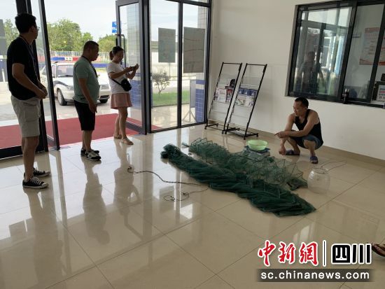 现场挡获的捕捞工具地笼网。