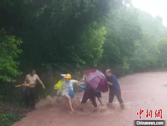 受災民眾轉移。 大竹縣委宣傳部供圖