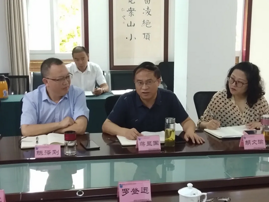 蒋显国副校长做汇报