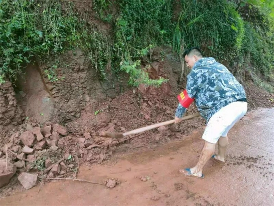 　　西城街道青元村党支部书记李杰在清理淤泥