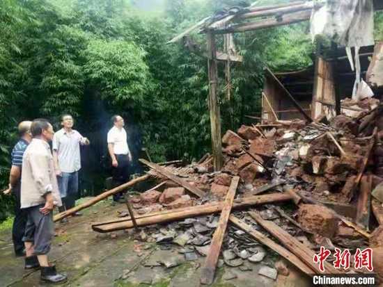 平昌县佛楼镇光华山村受损垮塌的民房。　平昌融媒 供图