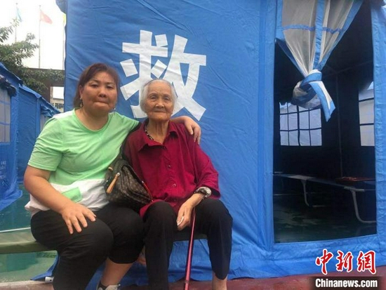 趙德琴和母親留下一張?zhí)貏e的合影。 賀劭清 攝