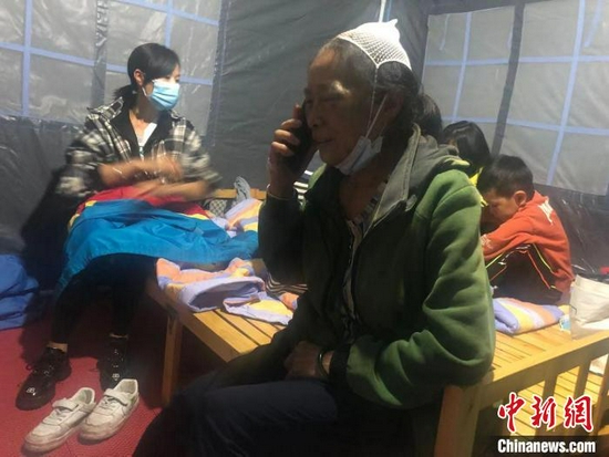 頭被磚頭砸傷的周繼音正和姐姐報平安。 賀劭清 攝