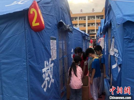 何怡嫻去各個帳篷搜集空礦泉水瓶。 賀劭清 攝