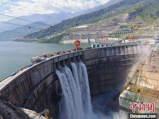 9月22日，白鹤滩水电站坝前蓄水高程突破810米，大坝6个泄洪表孔首次过流。　胡重林　摄