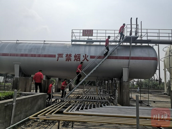 在德阳广汉，暗访组前往燃气公司暗访燃气安全问题。