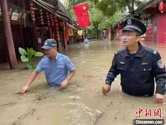 公安民警转移人员和物资。　阆中市委宣传部供图