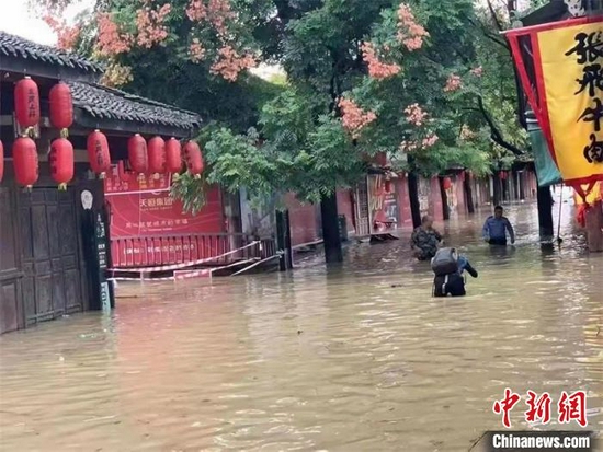 紧急转移群众和游客。　阆中市委宣传部供图