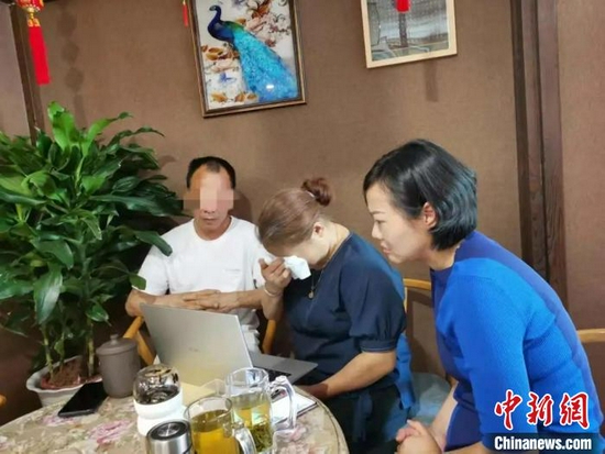 四川省女子監獄五監區民警走訪小文二姨家。(四川省監獄管理局 供圖)