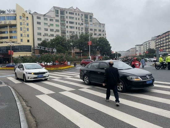 市城区吉祥大厦路口一处斑马线上，机动车不礼让行人。