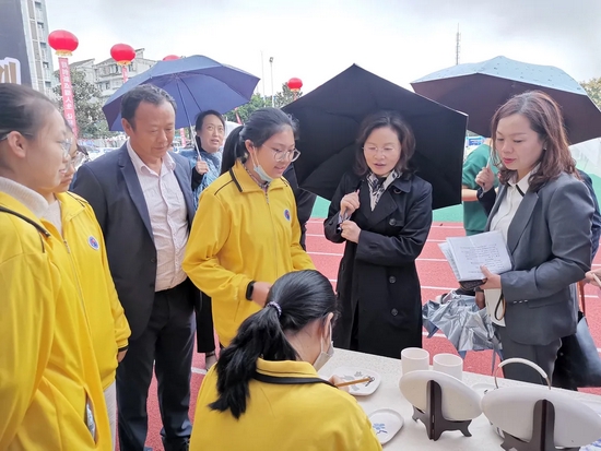 高新区管委会副主任甘立军、高新区教文卫健局副局长匡世联一行在成都高新实验中学展位观看,与学生交流