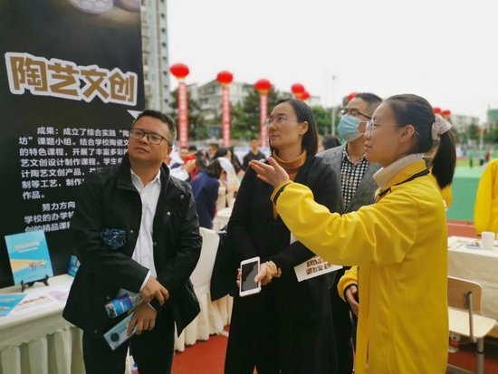 青年学习社吕佳仪同学为参观老师介绍课题成果
