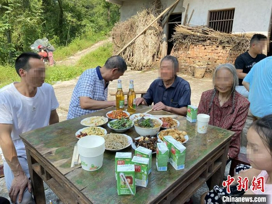 何珍回到家鄉,家人們熱情接待了她,準備了豐盛的菜肴。 王少川 攝