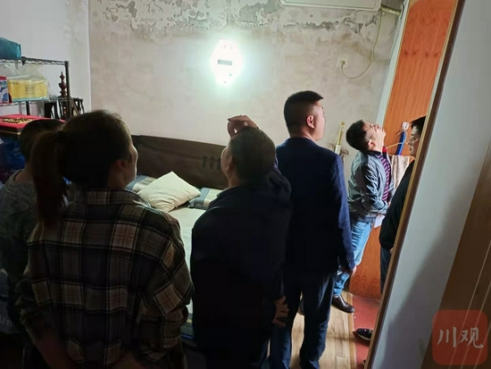 江阳区住建局质监站、黄舣镇建设环境中心及黄舣社区工作人员一行来到黄舣镇桂香路该小区一、二期进行排查、鉴定。(黄舣社区供图)