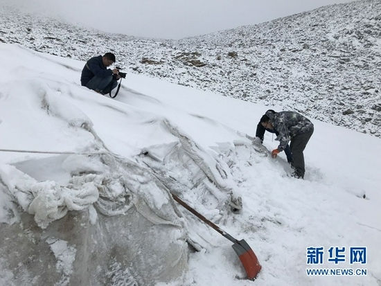 　2021年10月15日，科研人员在四川达古冰川进行“盖被子”实验。（中科院西北生态环境资源研究院冰冻圈科学国家重点实验室提供）
