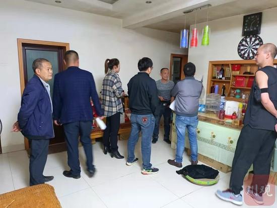 江阳区住建局质监站、黄舣镇建设环境中心及黄舣社区工作人员一行来到黄舣镇桂香路该小区一、二期进行排查、鉴定。(黄舣社区供图)