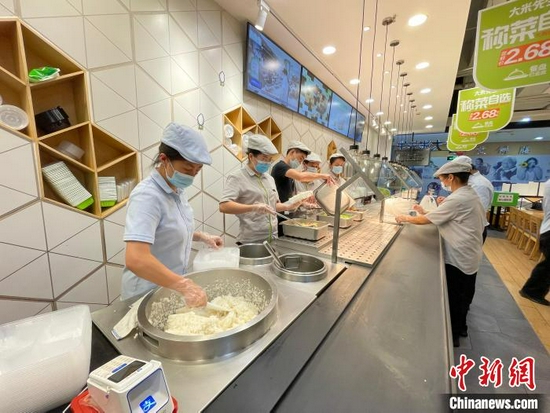 愛心企業(yè)為一線工作人員準(zhǔn)備免費(fèi)熱餐。 楊予頔 攝