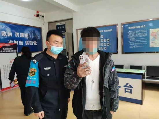 图为指导A先生安装下载“国家反诈中心”APP