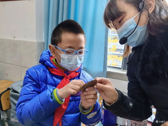 老师，请您帮我看看这个拉哨为什么转不起来呢？