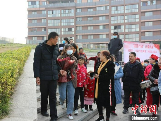 赵雪婷和家人一起回家。　杨波 摄